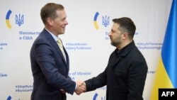 Президент України Володимир Зеленський потискає руку президенту Raytheon Філу Джасперу перед їхньою зустріччю в посольстві України у Вашингтоні, 17 жовтня 2025 року