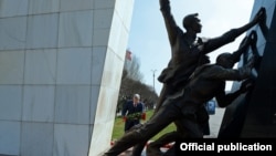 Памятник, посвященный апрельским событиям 2010 года.