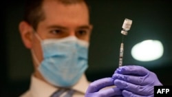 АКШнын Коннектикут штатында вакцина сайып жаткан медкызматкер. 