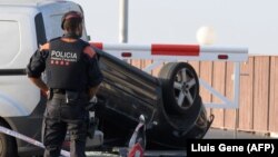 Полицейский после антитеррористической операции в Камбрильсе