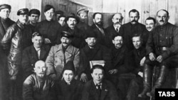 У центрі (зліва направо): Йосип Сталін, Володимир Ленін і Михайло Калінін, 1919 рік