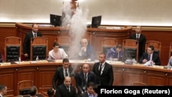 Foto nga arkivi, opozita sulmon kryeministrin Rama