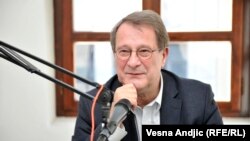 Boško Jakšić u beogradskom studiju Radija Slobodna Evropa