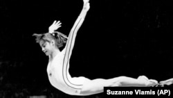 1976. július 18., Nadia Comăneci 10 pontot ér el a montréali olimpián