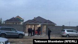 Возле дома Улана Салянова. Бишкек, 6 ноября 2017 года.