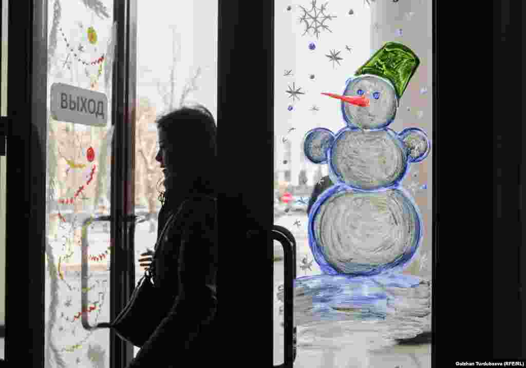 Шаардыктар табитине, алына жараша үйлөрүн да, короолорун да кооздошту. Эшиктин терезесине тартылган кар киши көргөндүн маанайын көтөрөт.&nbsp;