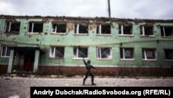 Іграшковий «воїн Київської Русі» з відірваними рукою і мечем посеред вулиці Донбас-Москва. 18 березня 2016 року