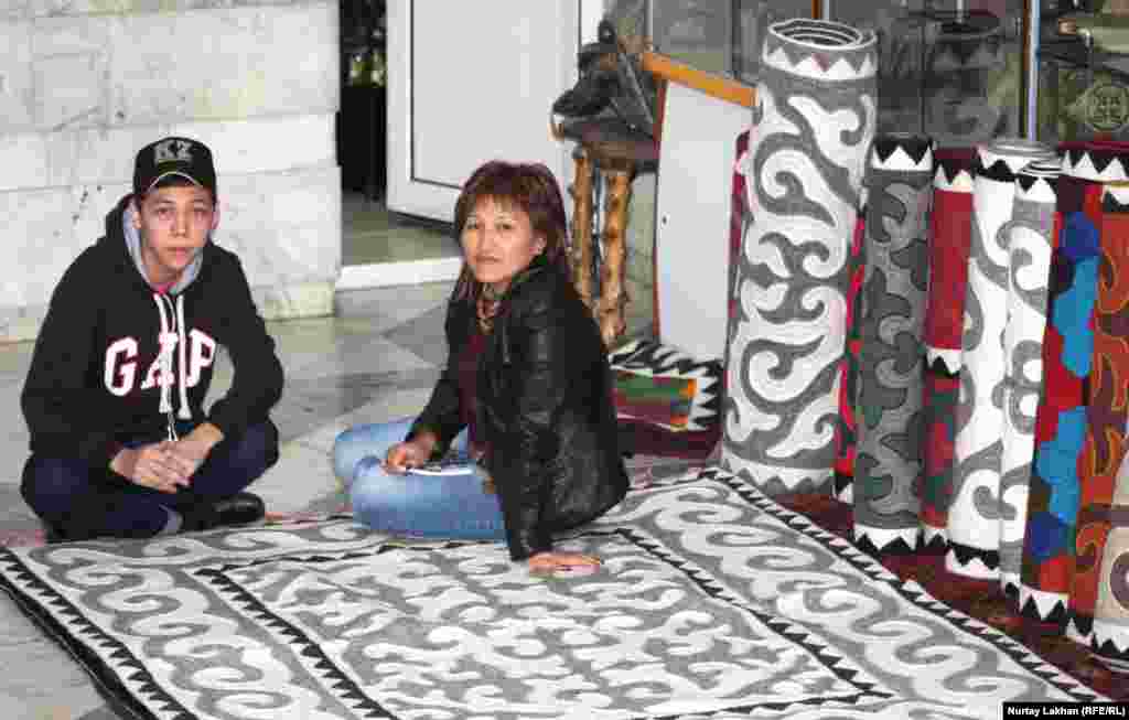 Сырмаки мастерицы из Кыргызстана Самары Токоевой.