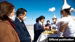 Корей улуттук жыйынынын төрагасы Пак Бёнг Сокту Жогорку Кеңештин төрагасынын орун басары Нурбек Сыдыгалиев тосуп алды.