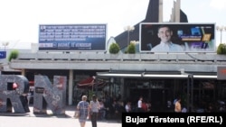 Bilbordet e partive politike të vendosura në Prishtinë