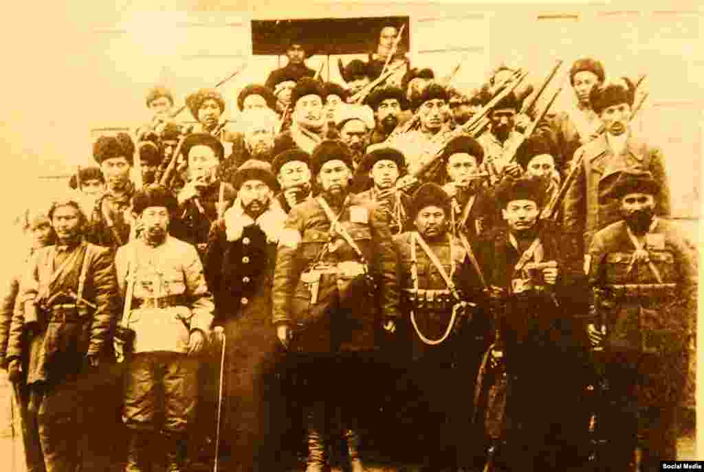 Турпан ойдуңундагы Махмут Мухитиге баш ийген көтөрүлүшчүлөр. 1933-жылы&nbsp; Махмут Мухити (Махмут Ши-чаң же Сижан деп да аташчу; 1887&mdash;1945) &nbsp;Чыгыш Түркстан Ислам Жумуриятынын&nbsp; коргоо министри болгон.&nbsp;