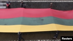 Двухсотметровый литовский флаг на траурном мероприятии в Вильнюсе, посвященных двадцатилетию штурма советскими войсками здания телевидения в Литвы, 13 января 2011