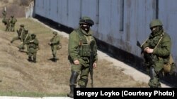 Російські військові без розпізнавальних знаків (так звані «зелені чоловічки») у Перевальному під час окупації Криму, 3 березня 2014 року