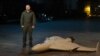 Volodimir Zelenski, în timpul discursului video din seara de 27 octombrie, lângă una dintre dronele kamikaze Shahed-136 de fabricație iraniană doborâte, pe care Rusia le folosește pentru a ataca Ucraina. Kiev