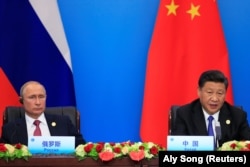 Hszi Csin-ping kínai elnök és Vlagyimir Putyin orosz elnök a Sanghaji Együttműködési Szervezet csúcstalálkozóján a kínai Csingtaóban, 2018-ban