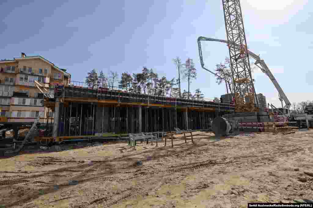 2 березня 2022 року російські війська завдали авіаудару по Ірпеню з двох Су-25. Дві ракети вдарили по житловому будинку на Гостомельському шосе. За декілька днів російські війська увійдуть у місто. Російські розтрощили цей ошатний будинок. Його демонтаж розпочали ще у вересні 2022-го. У грудні 2024-го, за фінансової участі міжнародних організацій, на тому місці почали зводити новий житловий будинок.Ліворуч фото від 2 березня 2022, праворуч – березень 2025 року