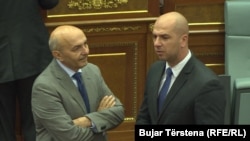 Arkiv - Kryeministri i Kosovës, Isa Mustafa, duke biseduar me kryetarin e Listës Serbe, Slavko Simiq