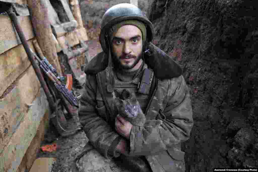 Anatolij Sztyepanov fotós több ezer képet készített az Ukrajna keleti részén húzódó lövészárkokról és a bennük harcoló fiatal ukrán katonákról. A képen látható Vitalij már 16 évesen katona akart lenni, de akkor elutasították a jelentkezését. 2016-ban, két évvel később sikerült bekerülnie