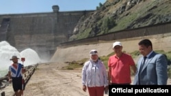 Президенттин Талас облусундагы ыйгарым укуктуу өкүлү Бакытбек Нарбеков жана энергетика жана өнөр жай министри Доскул Бекмурзаев. 