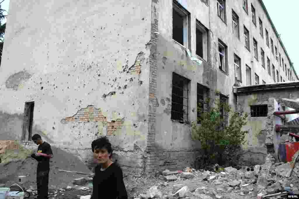 Здание школы №7 в Гори, пострадавшее во время бомбардировок авиацией РФ.