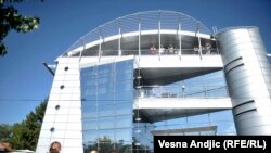 Lažni video materijali napravljeni uz korišćenje veštačke inteligencij prikazani su u dnevniku Pinka 12. i 16. avgusta 2023. godine (na fotografiji zgrada televizije Pink u Beogradu)