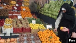 درآمد متوسط خانوارهای شاغل ايرانی کمتر از ۴۲۷ هزار تومان درماه است که توان مقابله با گرانی را از آنان سلب می کند.