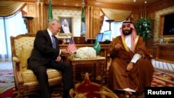 جیم متیس وزیر دفاع آمریکا و محمد بن سلمان وزیر دفاع سعودی