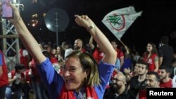 شادی هواداران حزب «نیروهای لبنانی» به رهبری سمیر جعجع پس از اعلام نتایج آرای انتخابات پارلمانی در اشرفیه بیروت