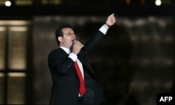 Primarul Istanbulului, Ekrem Imamoglu, ține un discurs, duminică seara, după aflarea rezultatelor intermediare care îl indică drept câștigător al unui nou mandat de primar.