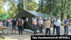 Палатка, установленная в Кутаиси, где желающие могут бесплатно пройти тест на коронавирус 