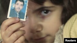 Devojčica iz Palestine sa fotografijom nestalog rođaka - iz arhive