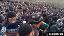 На похороны известного богослова пришли сотни верующих