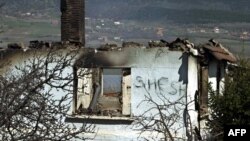 Spaljena kuća u srpskom selu Svinjare, mart 2004.