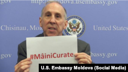 Ambasadorul James Pettit vorbind despre corupție la Chișinău