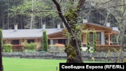 Къщата за гости на бившия зам.-министър на икономиката Александър Манолев от ГЕРБ беше разследвана и от българските власти. 