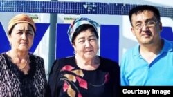 Даулетмурат Тажимуратов с мамой Тотыхан Абдижамиловой (крайняя слева)