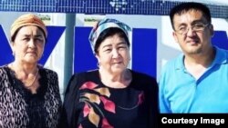 Каракалпакский активист Даулетмурат Тажимуратов с мамой Тотыхан Абдижамиловой (крайняя слева)
