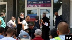 Qytetarët në Shkup presin pranë një qendre vaksinimi. Fotografi nga arkivi. 