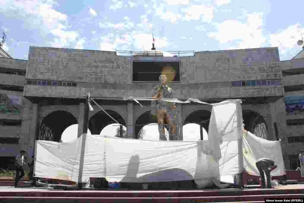 Памятник Чынгызу Айтматову также был изготовлен в Москве и доставлен спецрейсом из России. 