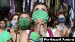 تجمع مدافعان حق سقط جنین در برابر سنای آرژانتین در زمان به بحث گذاشتن قانون سقط جنین