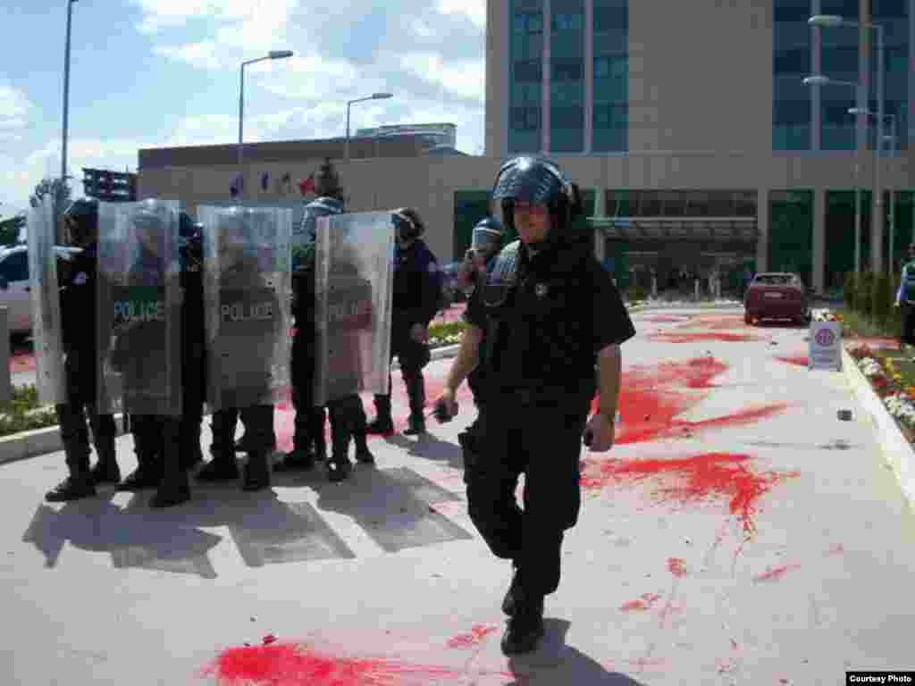 Protest zbog posete Borka Stefanovića Kosovu, Priština, 12. maj 2011 - Sukob policije i demonstranata, Foto: Samoopredeljenje