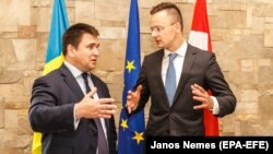 Міністр закордонних справ України Павло Клімкін (л) висловив задоволення результатами зустрічі зі своїм угорським колегою Пітером Сіярто на Закарпатті 22 червня 2018 року