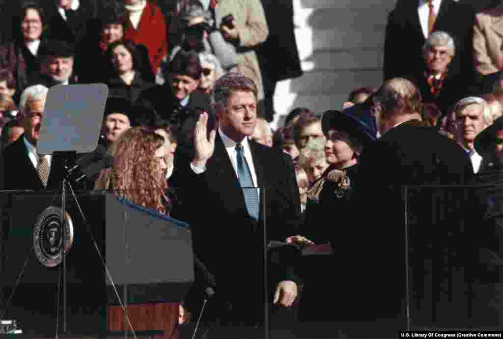 Bill Clinton depune jurământul alături de soția sa, Hillary, și de fiica sa, Chelsea, pe 20 ianuarie 1993. Clinton va avea două mandate. Următorii președinți trebuie să jure să &bdquo;execute cu credință funcția de președinte&rdquo; și să &bdquo;păstreze, protejeze și apere Constituția Statelor Unite&rdquo;, a spus el. &nbsp;