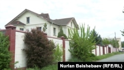 Учурда сейил бактын аймагында 68 турак жай, эки көп кабаттуу үй курулган.