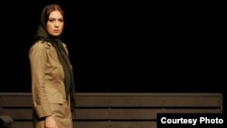 مژده شمسايی بازيگر و همسر بهرام بيضايی ، تا کنون علاوه بر نمايش های صحنه ای در دو فيلم بلند بيضايی به نام های سگ کشی و مسافران با او همکاری داشته است