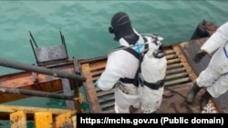 Водолази РФ ліквідовують наслідки розливу мазуту в Чорному морі під час аварії російських танкерів у Керченській протоці 15 грудня 2025 року