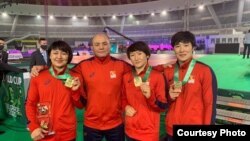 Мээрим Жуманазарова, машыктыруучу Нурбек Изабеков, Айсулуу Тыныбекова жана Айпери Медет кызы. 