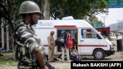 دولت هند بخش ۱۴۴ قوانین جزایی را در سرینگر، پایتخت تابستانی کشمیر به‌حالت اجرایی درآورده‌است. در نتیجه اجتماع بیش از چهار نفر ممنوع است.