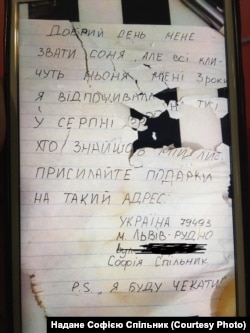 Ezt az üzenetet, amit egy ukrán nő 15 éve írt, Magyarországon találták meg. Lviv, Ukrajna, 2021. január 9.
