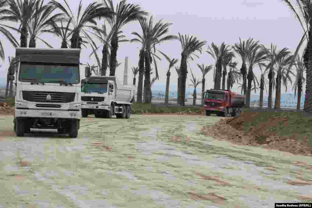 Recent a &icirc;nceput construirea unui complex de mari dimensiuni &icirc;n Insulele Khazar, la 23 de km sudvest de Baku.